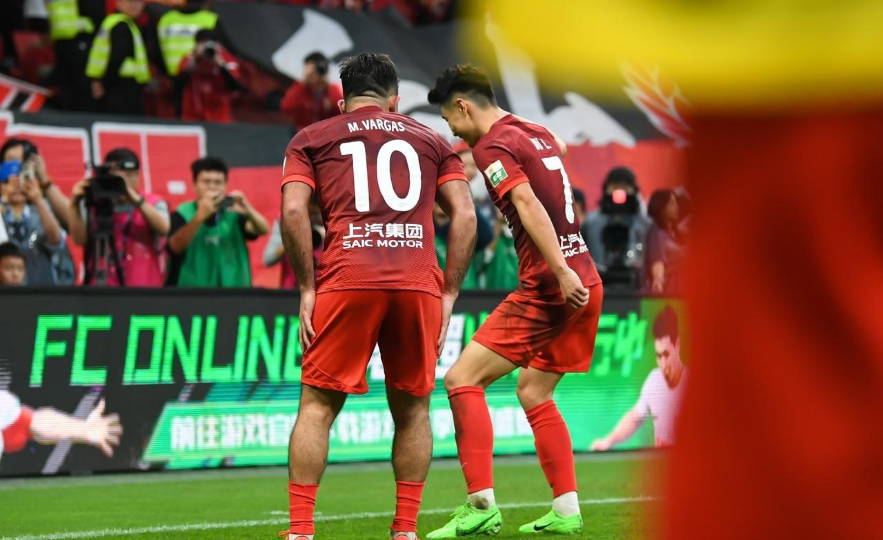 窗口期突围战来临，斯图加特围绕亚冠绝杀压哨，信心回归，阵容厚度经受考验